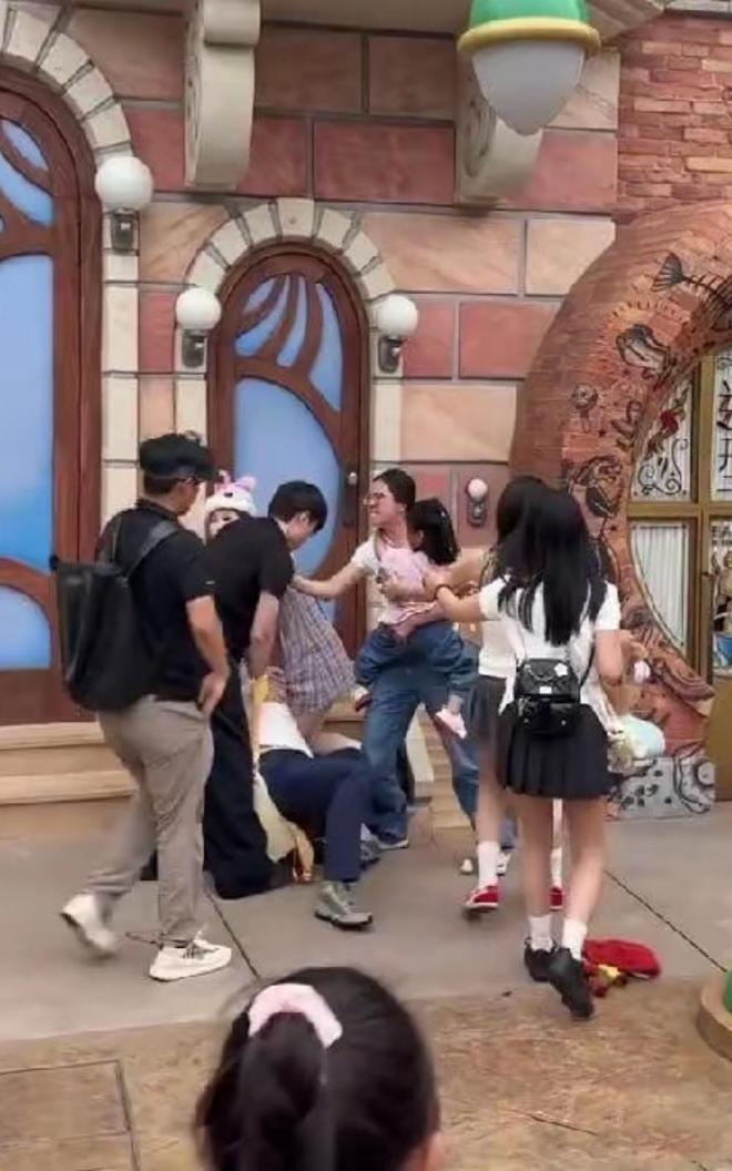 势成疑！兔帽女是否打小孩成最大争议凯发a