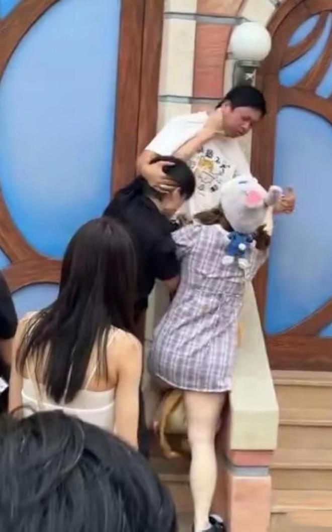 势成疑！兔帽女是否打小孩成最大争议凯发app网站迪士尼情侣现身医院伤(图4)