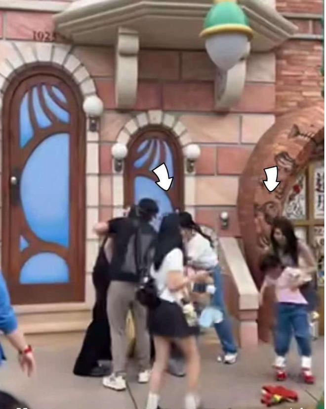 势成疑！兔帽女是否打小孩成最大争议凯发app网站迪士尼情侣现身医院伤(图13)