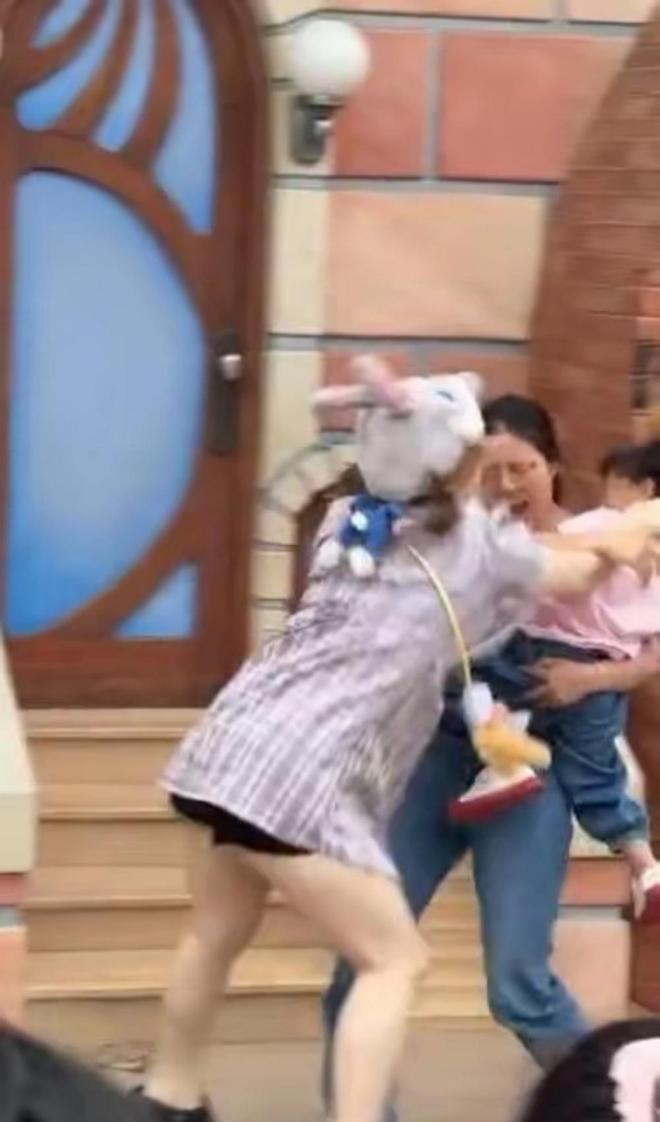 势成疑！兔帽女是否打小孩成最大争议凯发app网站迪士尼情侣现身医院伤(图11)